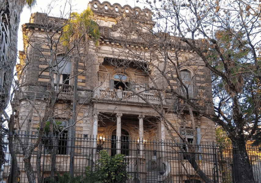 La Controversia del Palacio Ceci: La Lucha por la Identidad del Profesor Bartolomé Airolo