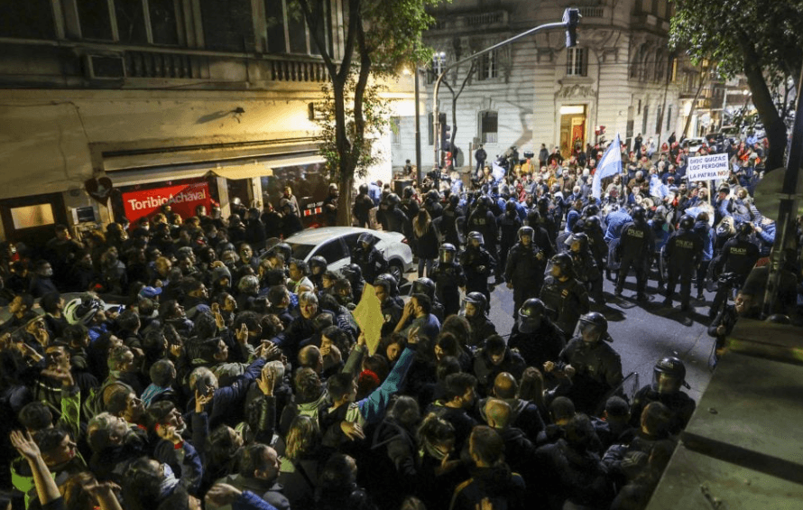 Tensión en las Calles: Incidentes Frente a la Vivienda de Cristina Kirchner