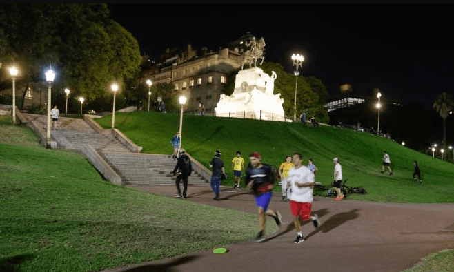 Buenos Aires se Ilumina: Completo Recambio de Luminarias en la Plaza Mitre