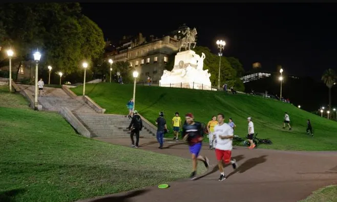 Buenos Aires se Ilumina: Completo Recambio de Luminarias en la Plaza Mitre