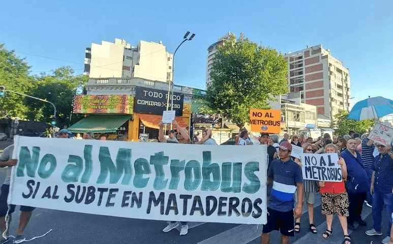 Manifestaciones en el Metrobús de Avenida Alberdi: Vecinos Movilizados
