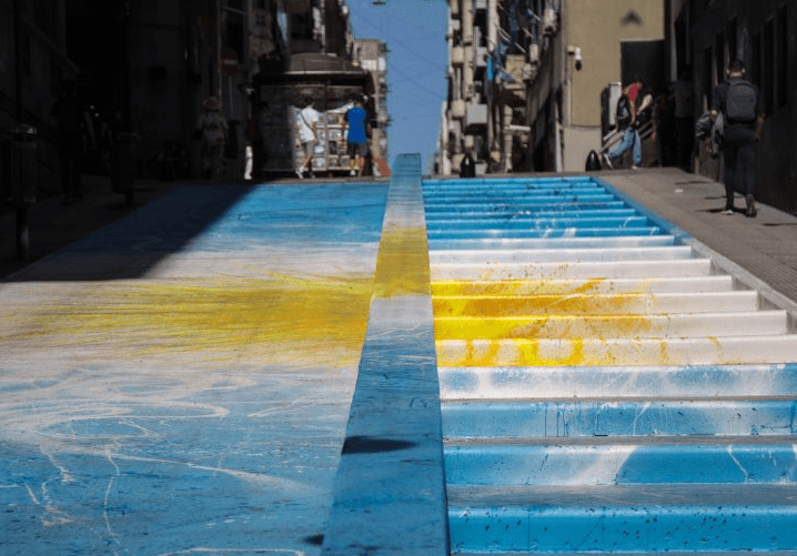 Un Gigante de Colores Ilumina el Microcentro: La Bandera Argentina de Alfredo Segatori