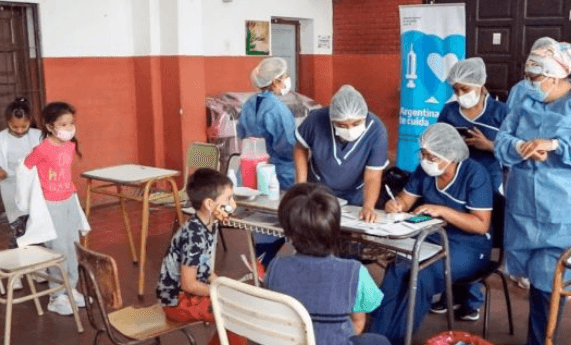 Vacunación en las Escuelas: Un Paso Crucial Hacia la Inmunización Infantil