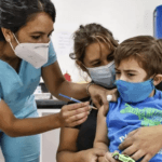 Refuerzan la vacunación infantil en las escuelas de Buenos Aires con equipos móviles