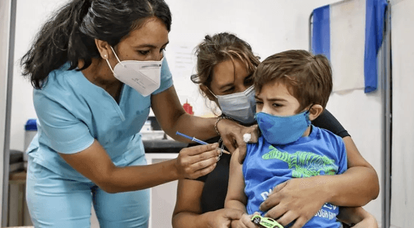 Refuerzan la vacunación infantil en las escuelas de Buenos Aires con equipos móviles