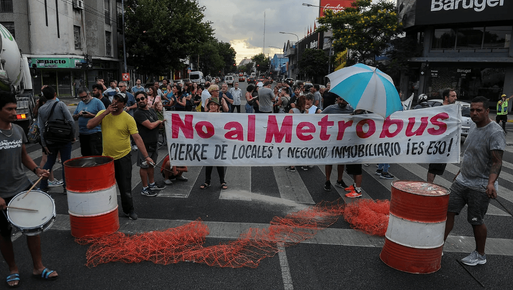 El polémico Metrobús en Avenida Alberti: Conflictos y destapes de campaña