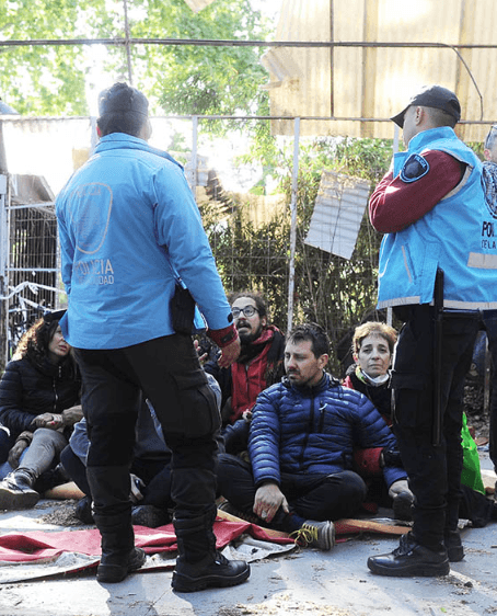 Desalojo y Demolición en Villa Ortúzar: La Caída del Galpón Comunitario