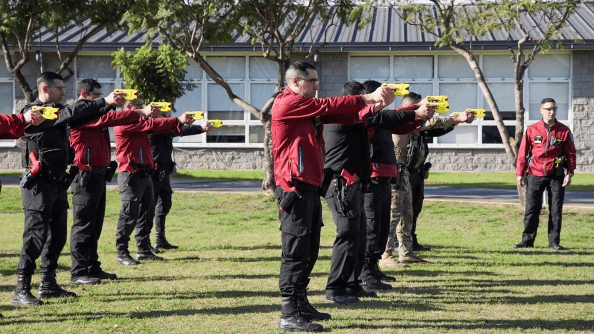 La Policía de la Ciudad Autónoma de Buenos Aires empezó a emplear pistolas Taser en 15 comunas porteñas.