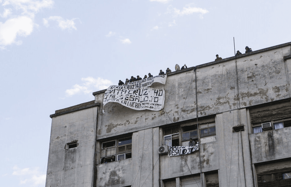 La Lucha por la Casa Santa Cruz: Un Ejemplo de Resistencia Comunitaria