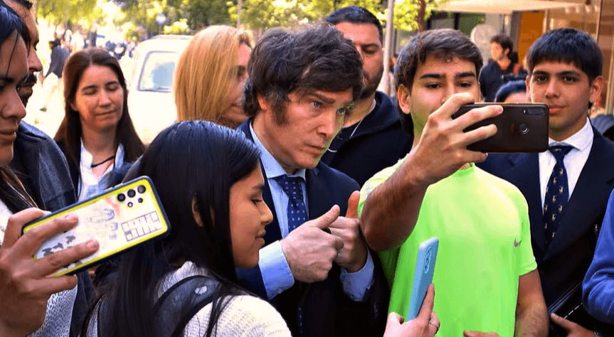 La Ola Libertaria: El Fenómeno del Creciente Apoyo a Javier Milei y la Caída del Peronismo