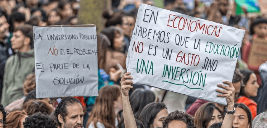 La Educación Pública en Crisis: Voces de los Estudiantes en Lucha por su Futuro