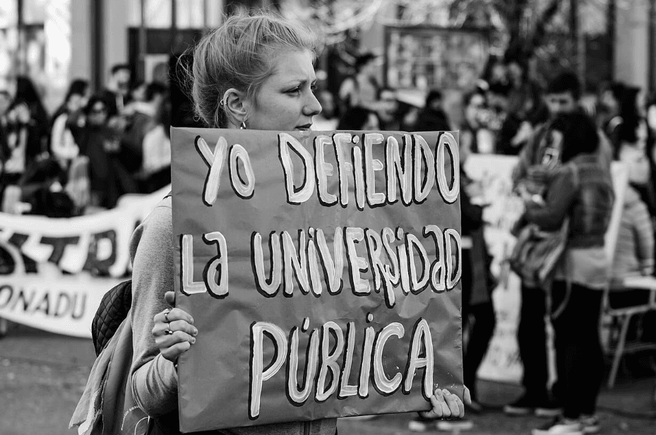El Desencanto Urbano: Crisis en Universidades y el Olvido Estatal