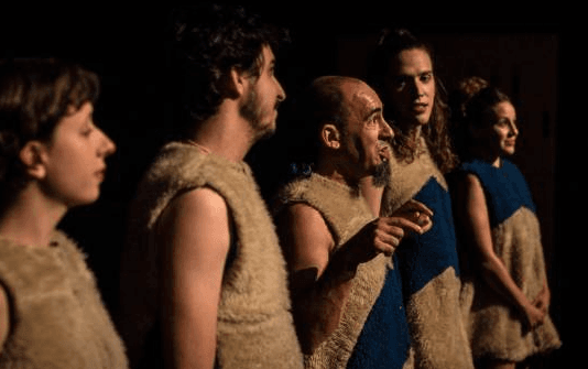 Descubriendo la Historia en el Teatro del Pueblo: “Érase”, una Relectura Inconformista
