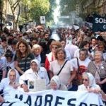 Abrazando la Lucha: Jornada en la Plaza de Mayo por los Derechos Humanos