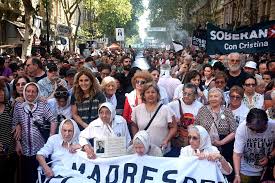 Abrazando la Lucha: Jornada en la Plaza de Mayo por los Derechos Humanos