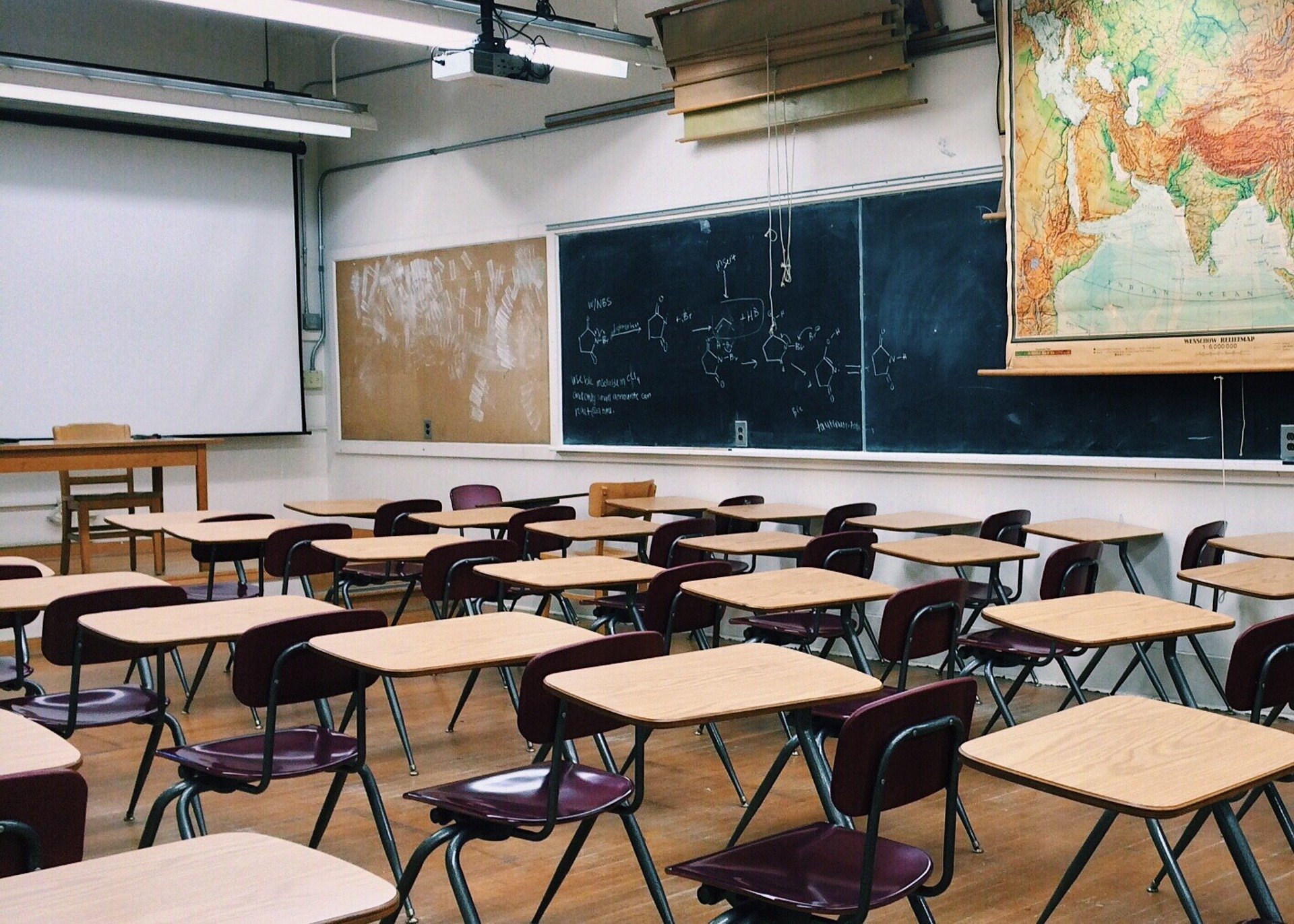 Conflicto Educativo en la Ciudad de Buenos Aires: Debaten las Restricciones en las Aulas
