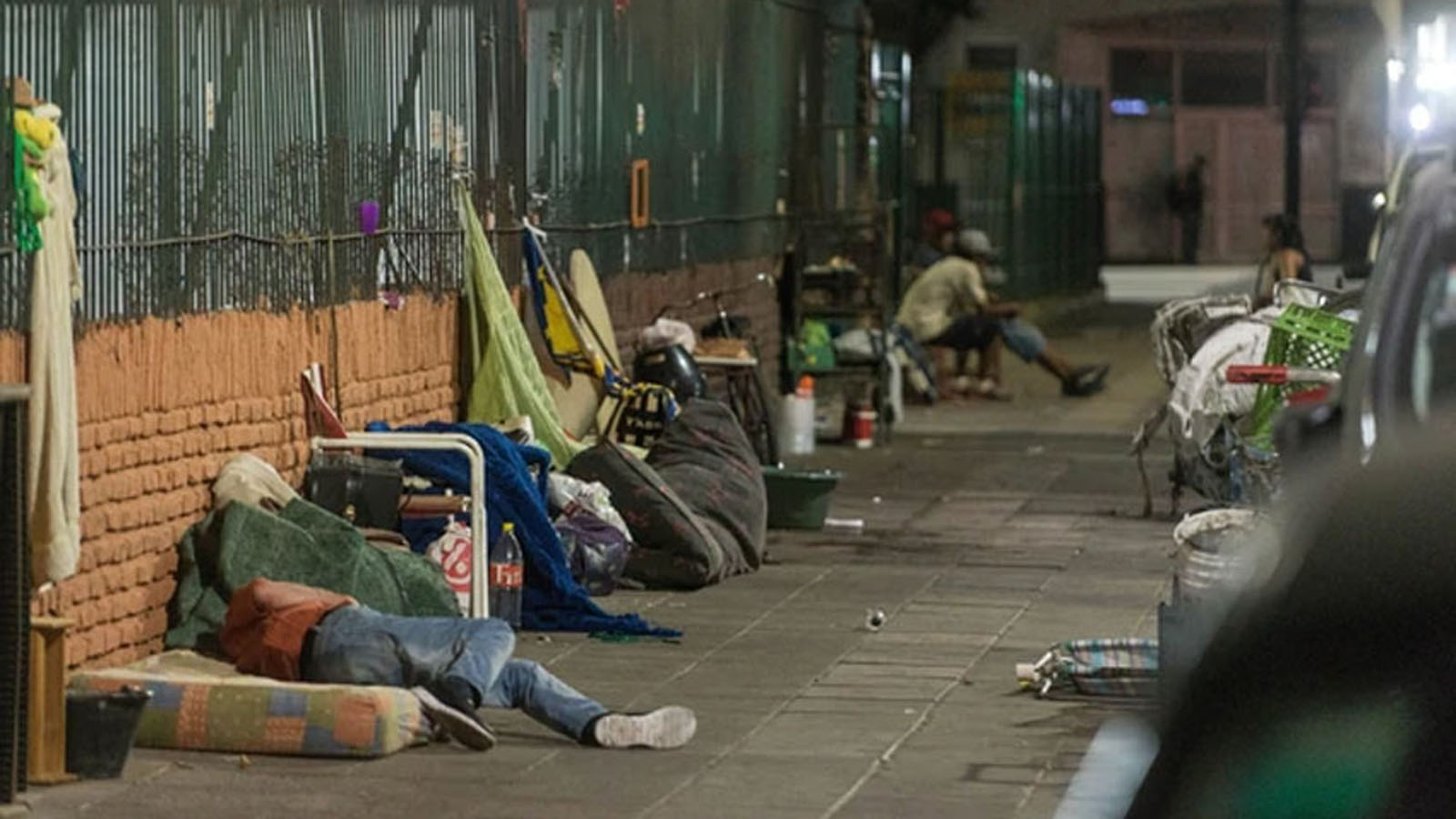 La Paradoja de Buenos Aires: Una Urbe Rica con Calles Roto y Sueños Truncos
