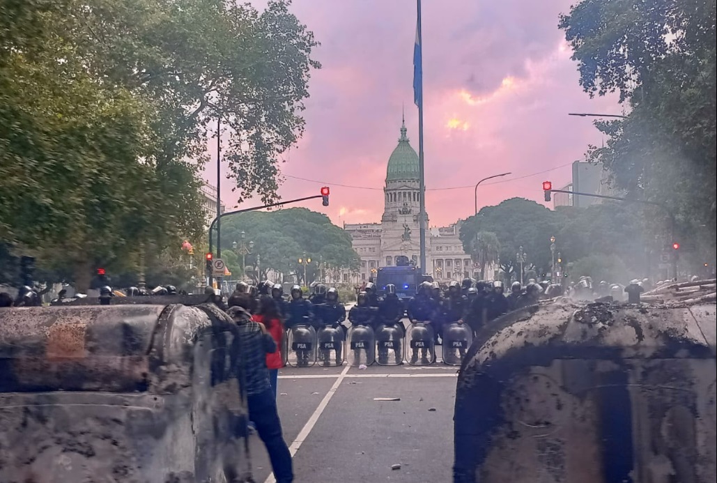 Represión y resistencia en la Plaza del Congreso: Un análisis de la protesta social
