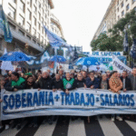 Protesta multitudinaria toma las calles de Congreso en Buenos Aires