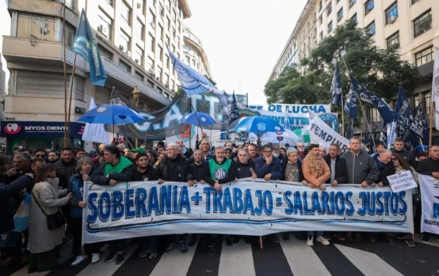 Protesta multitudinaria toma las calles de Congreso en Buenos Aires
