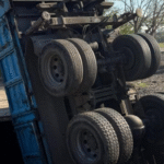 Caos en el Sur: Un camión cae al Arroyo Cildáñez y causa múltiples incidentes en Buenos Aires