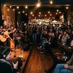 Sasha Abuela ilumina el Cultural TAMES con ‘De Aquí para Allá’