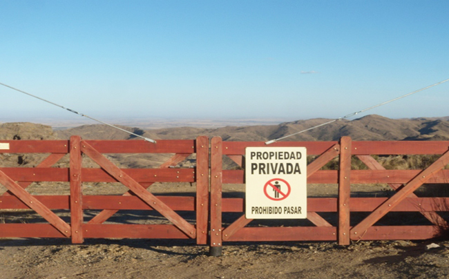 Gran movilización en torno al Congreso por la ley de tierras en Argentina